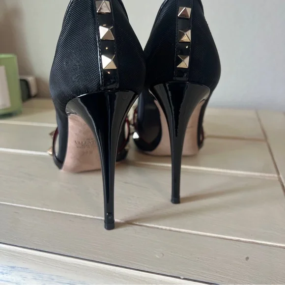 Valentino Rockstud Alcove pumps.making them perfect for any special occasion - Picture 3 of 11